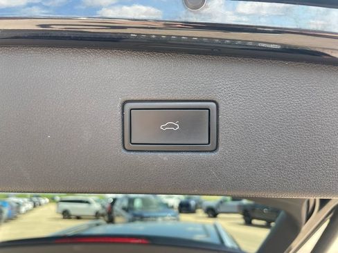Used 2022 Volkswagen Tiguan SE w/ Panoramic Sunroof Package AWD/4WD image 33