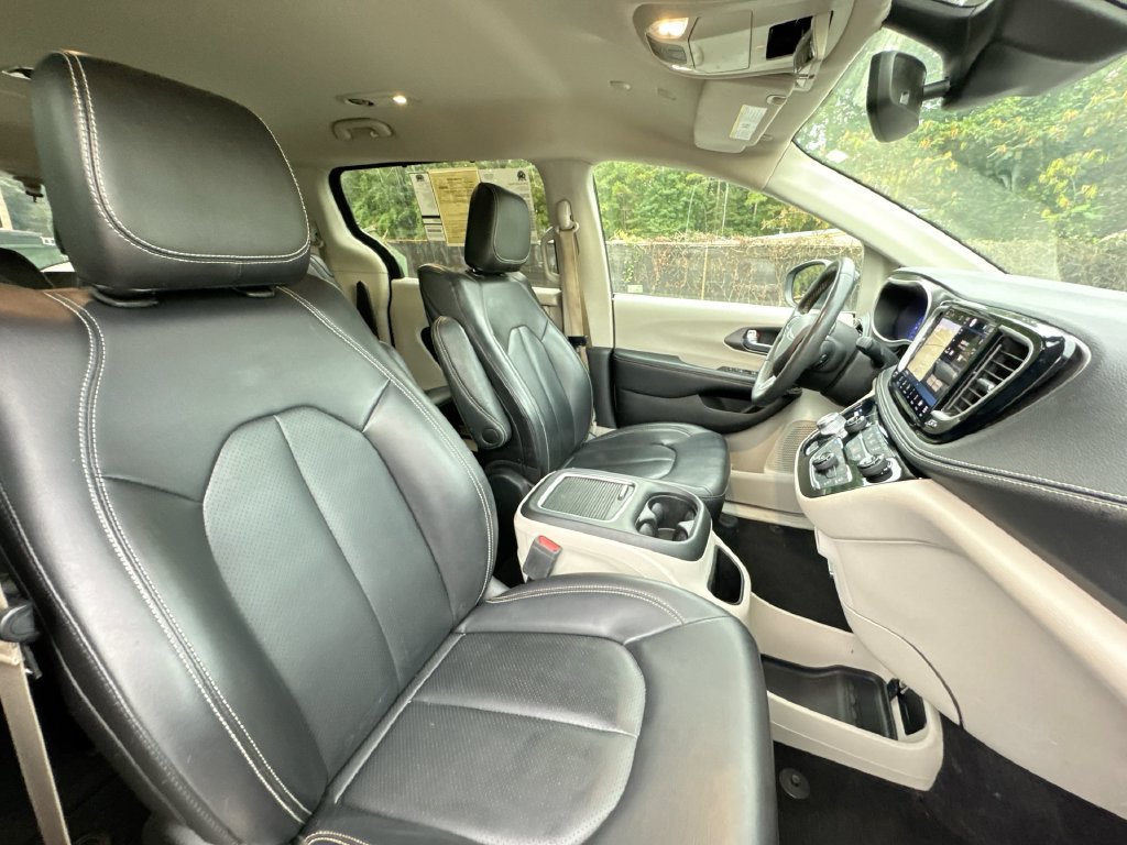 Used 2023 Chrysler Pacifica Touring-L w/ Uconnect Theater Family Group AWD/4WD image 32