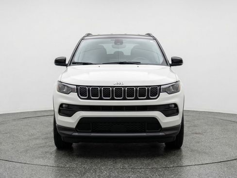 Used 2025 Jeep Compass Trailhawk image 2