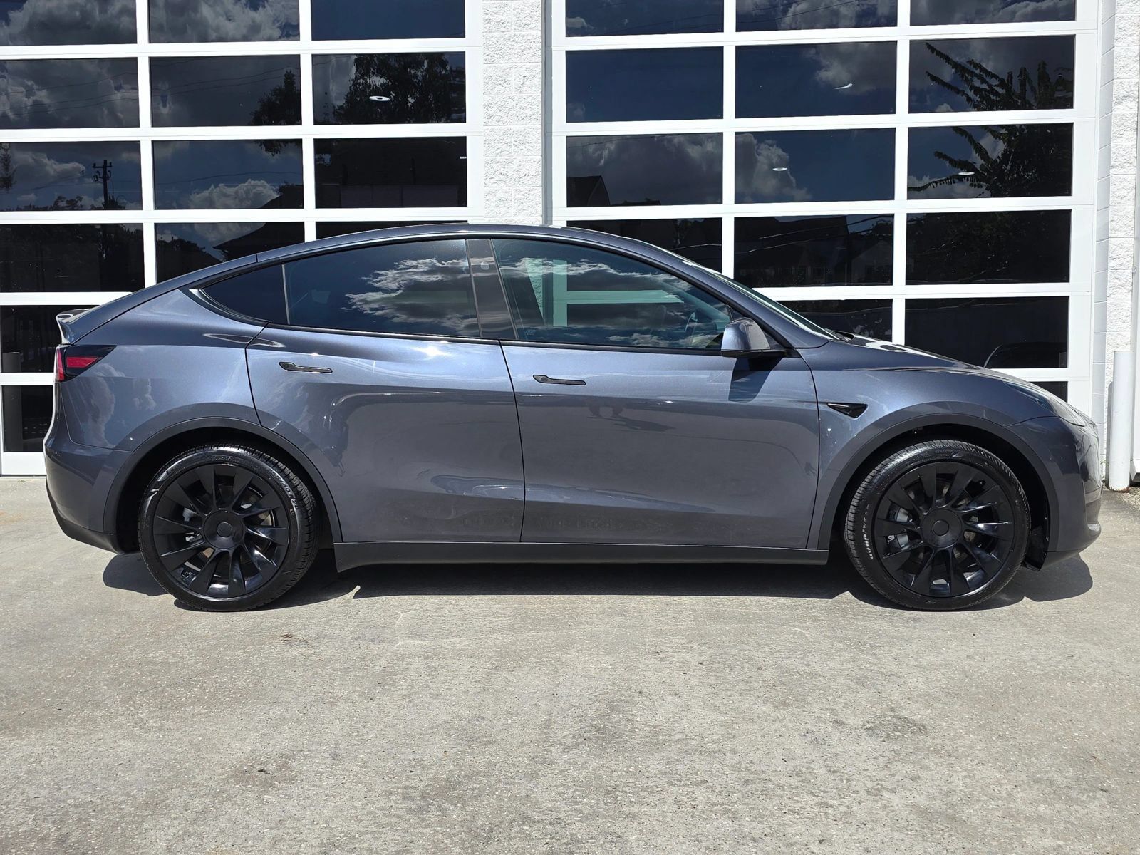 Used 2023 Tesla Model Y Long Range AWD/4WD image 3