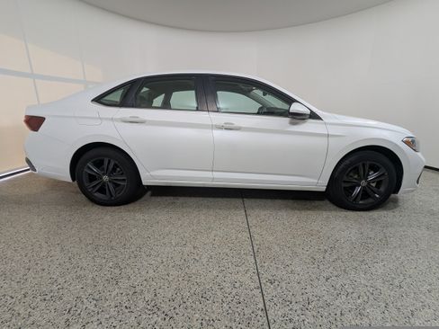 Used 2024 Volkswagen Jetta SE w/ Panoramic Sunroof Package FWD image 8