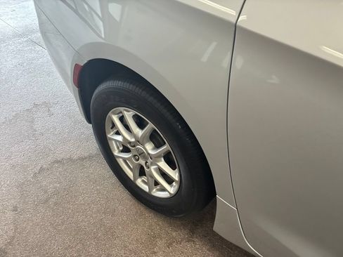 Certified 2024 Chrysler Pacifica Touring-L FWD image 35