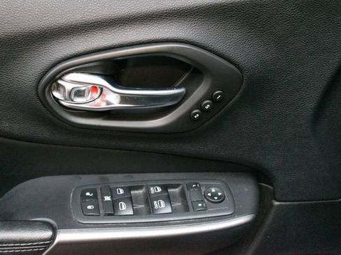 Used 2020 Jeep Cherokee Limited AWD/4WD image 17