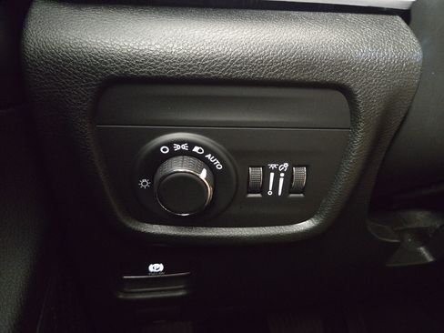 Used 2025 Jeep Grand Cherokee L Altitude AWD/4WD image 32