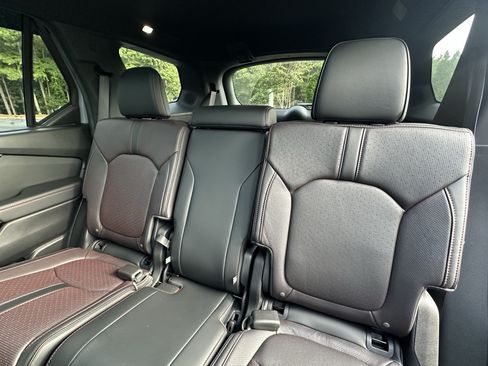 Used 2025 Honda Pilot Black Edition image 10