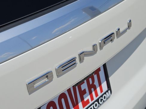 Used 2025 GMC Yukon XL Denali w/ Denali Reserve Package AWD/4WD image 9