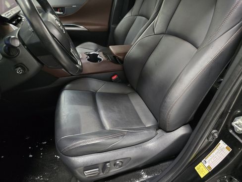 Certified 2024 Toyota Venza XLE image 20