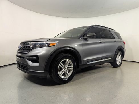 Used 2023 Ford Explorer XLT image 3