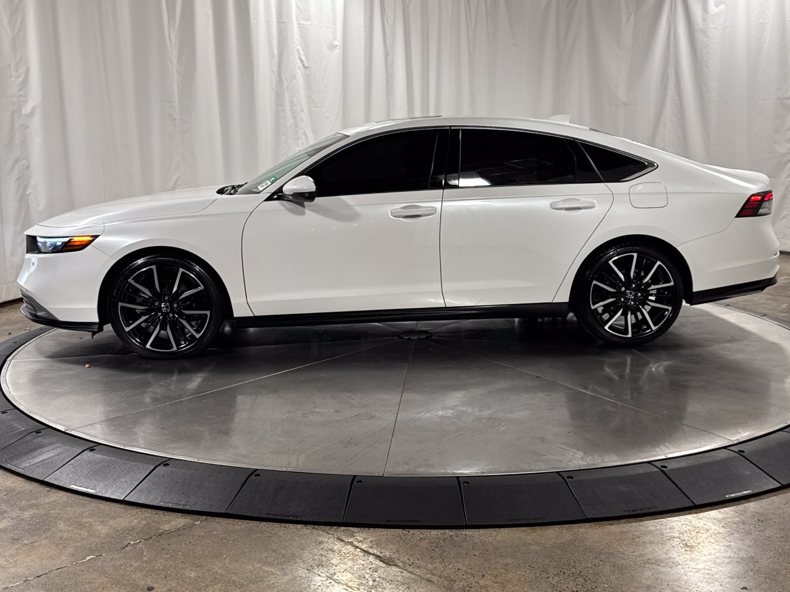 Used 2025 Honda Accord Touring image 8