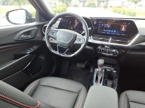 Used 2025 Chevrolet Trax RS image 11