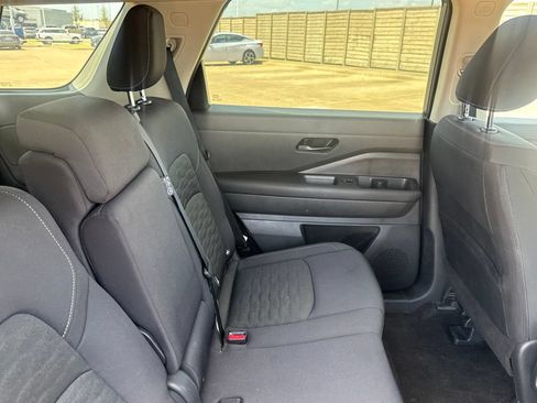 Used 2025 Nissan Pathfinder SV FWD image 31