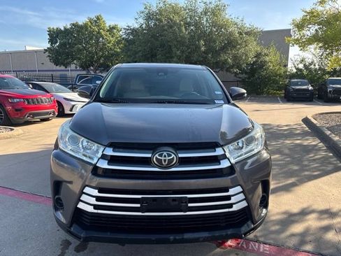 Used 2017 Toyota Highlander LE FWD image 2