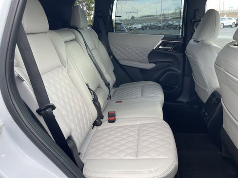 Used 2023 Mitsubishi Outlander image 21