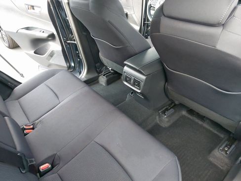 Used 2021 Toyota Venza LE image 11