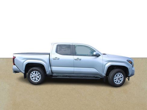 Certified 2025 Toyota Tacoma SR5 AWD/4WD image 2
