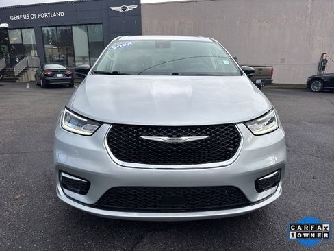 Used 2024 Chrysler Pacifica Touring-L image 10