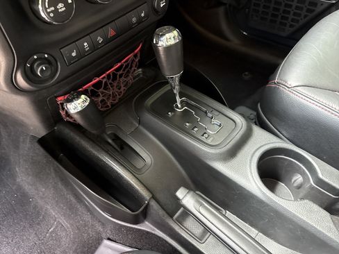 Used 2017 Jeep Wrangler Unlimited Rubicon AWD/4WD image 31