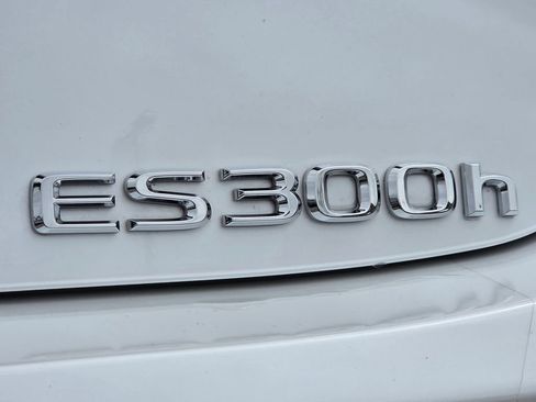 Used 2024 Lexus ES 300h w/ Premium Package FWD image 8