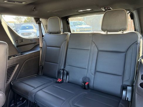 Used 2023 GMC Yukon SLT w/ SLT Luxury Package image 6