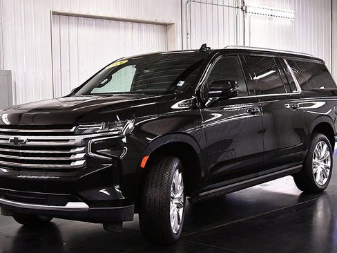 Used 2024 Chevrolet Suburban High Country AWD/4WD image 3
