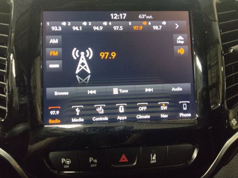 Used 2019 Jeep Cherokee Limited w/ Technology Group FWD image 25