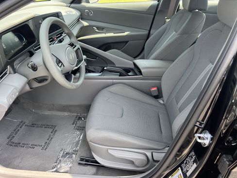 Used 2025 Hyundai Elantra SE image 12