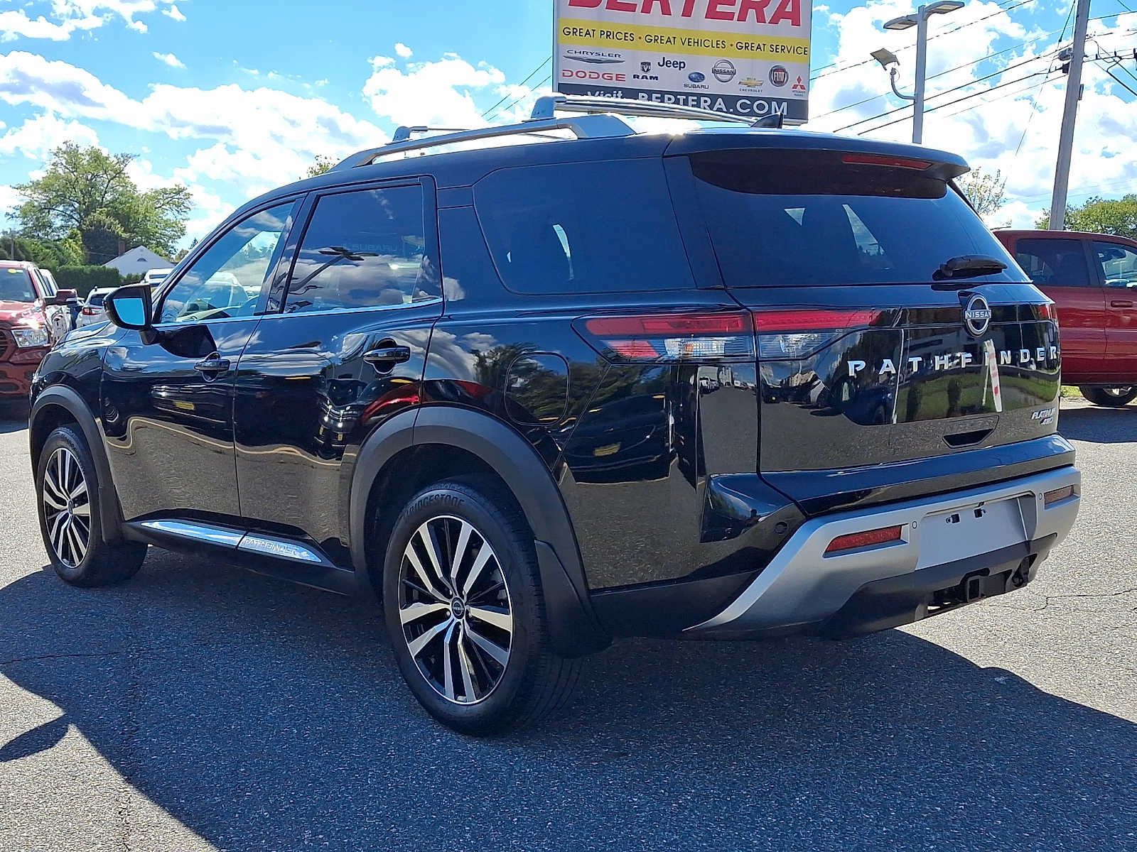 Used 2024 Nissan Pathfinder Platinum w/ Cargo Package AWD/4WD image 4