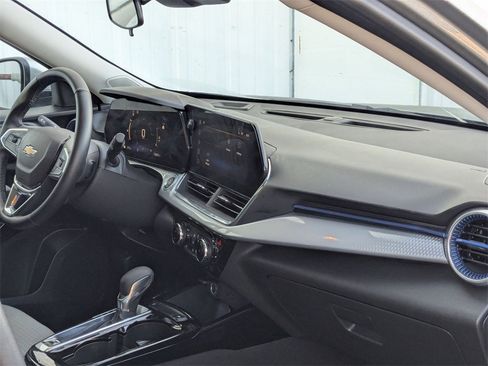 Used 2025 Chevrolet Trax LT w/ LT Convenience Package image 29