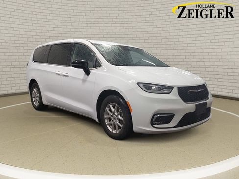 Used 2024 Chrysler Pacifica Touring-L FWD image 3