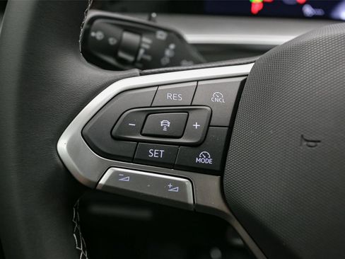 Used 2025 Volkswagen Tiguan SE w/ Panoramic Sunroof Package AWD/4WD image 24