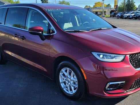 Used 2023 Chrysler Pacifica Touring-L FWD image 2