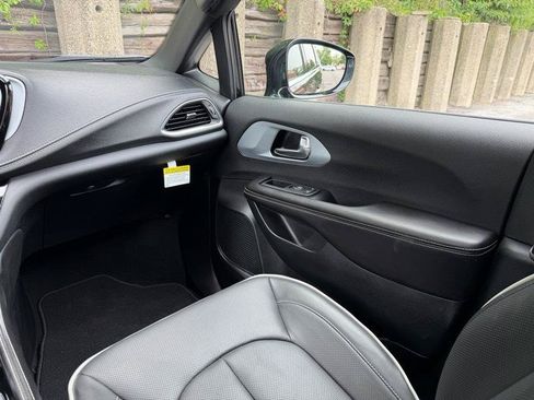 Used 2026 Chrysler Pacifica Limited FWD image 13