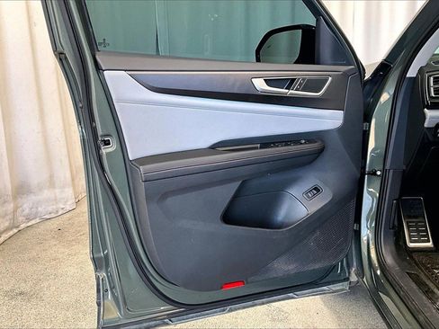 Used 2024 Volkswagen Atlas Peak Edition SE image 21