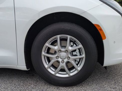 New 2027 Chrysler Pacifica Select FWD image 10