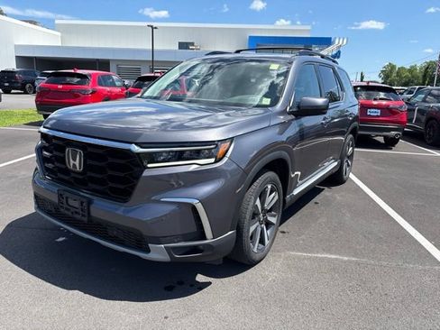 Used 2024 Honda Pilot Touring image 2