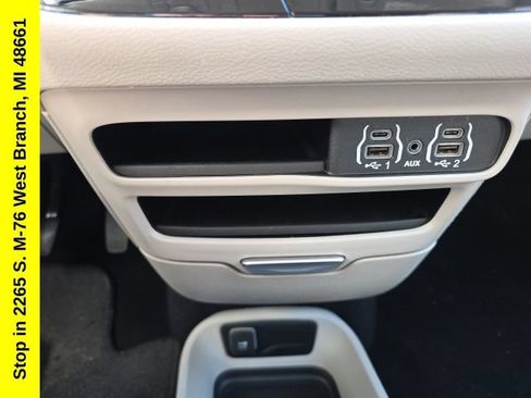 Used 2023 Chrysler Pacifica Touring-L FWD image 24