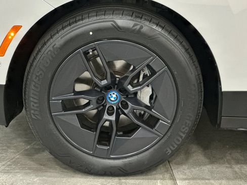 Used 2024 BMW iX xDrive50 AWD/4WD image 33