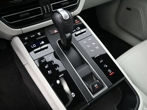 Certified 2025 Porsche Macan AWD/4WD image 23