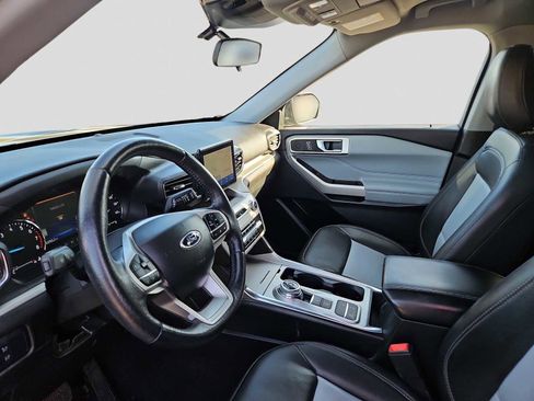 Used 2022 Ford Explorer XLT w/ Equipment Group 202A image 10