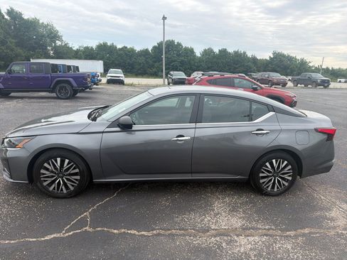 Used 2024 Nissan Altima 2.5 SV FWD image 3