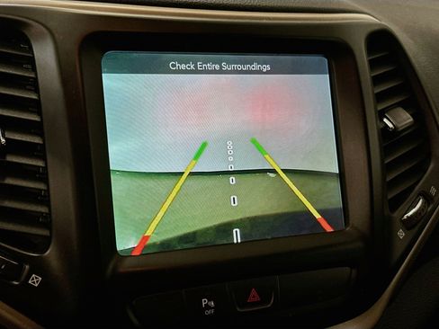 Used 2017 Jeep Cherokee Latitude w/ Safety/Convenience Group AWD/4WD image 22