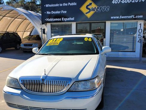 Used 2006 Lincoln Town Car Signature Limited image 2