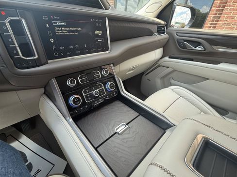 Used 2023 GMC Yukon XL Denali w/ Denali Reserve Package AWD/4WD image 6