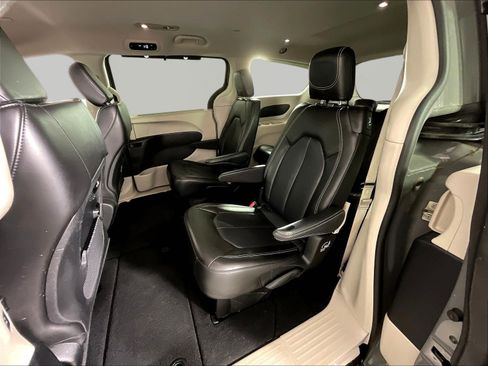 Used 2023 Chrysler Pacifica Touring-L FWD image 22