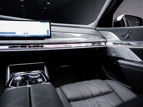 Used 2023 BMW i7 xDrive60 w/ Executive Package 2 image 40