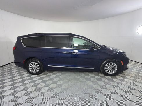 Used 2017 Chrysler Pacifica Touring-L FWD image 4