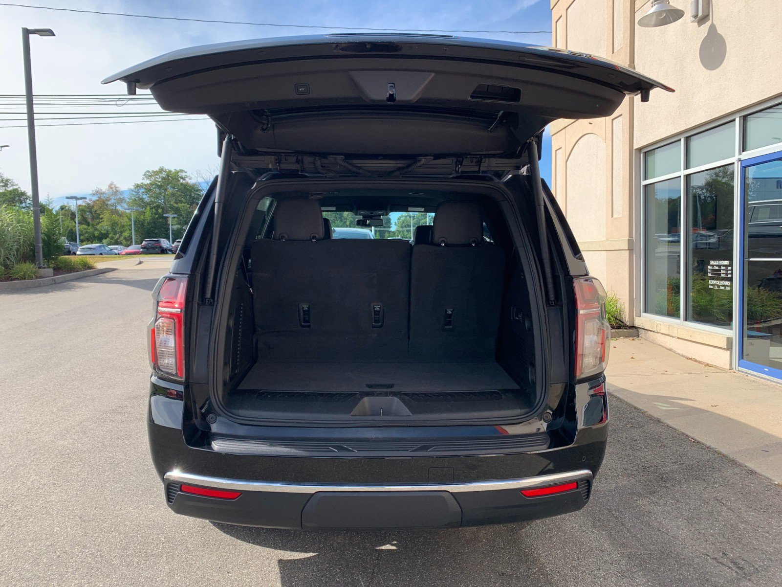 Used 2023 Chevrolet Tahoe LT w/ Luxury Package AWD/4WD image 8