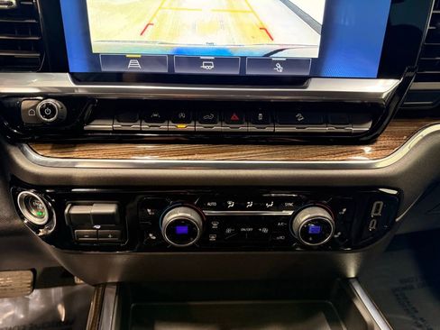 Used 2024 Chevrolet Silverado 1500 LT Trail Boss w/ Convenience Package II image 18