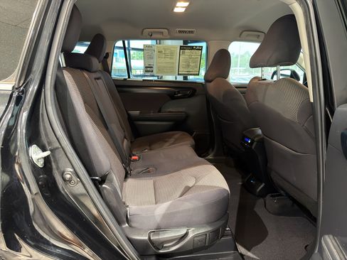 Used 2022 Toyota Highlander LE FWD image 23