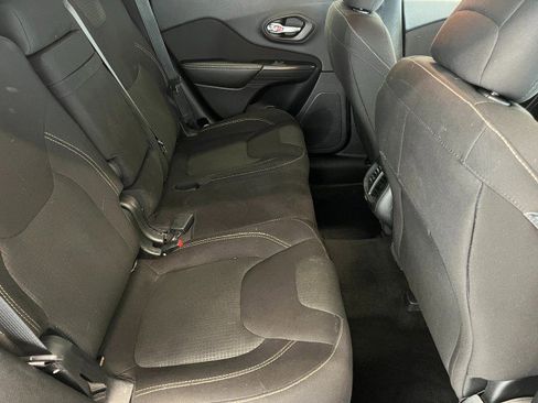 Used 2016 Jeep Cherokee Latitude w/ Cold Weather Group image 32